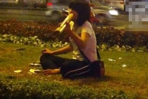 Giữa thủ đô, kiều nữ rít thuốc lào rồi... khóc