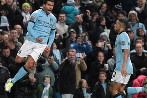 Thắng nhẹ Swasea, Man City áp sát Chelsea