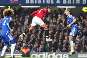 Chelsea: Mua Chicharito vì quá sợ anh?