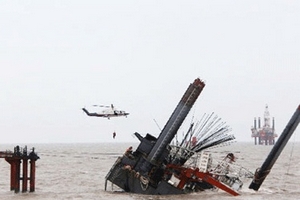 Điều trực thăng cứu 35 người trên giàn khoan