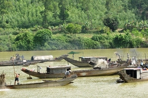 “Cát tặc” lộng hành trên sông Hương