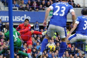 Liverpool đánh rơi chiến thắng trước Everton