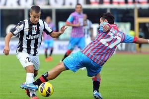 Juventus giữ ngôi đầu bằng bàn thắng tranh cãi