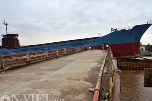 Bão giật đứt neo, 2 tàu hàng ngàn tấn "cắt" nát cầu Diêm Điền