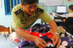 Phát hiện áo ngực Trung Quốc chứa “thuốc lạ”
