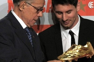 Messi bẽn lẽn nhận danh hiệu Chiếc giày vàng 2012