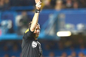 Chelsea, M.U & Scandal trọng tài: Sự thật nào đằng sau lời nói của "Vua áo đen"?