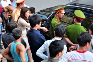 Người phụ nữ 'cố thủ' trong xe BMW gây ùn tắc