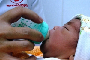 Bé sơ sinh bị... vứt vào thùng rác