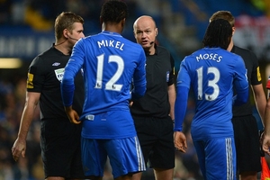 Thắng M.U, Di Matteo vẫn “rủa” trọng tài bất công