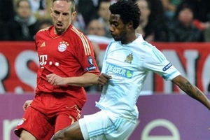 Khủng hoảng hàng thủ, Barca theo đuổi trung vệ của Marseille