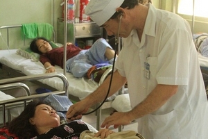 47 du khách nhập viện nghi do ngộ độc