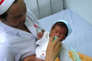 Rất nhiều người xin nuôi bé trai bị vứt vào thùng rác