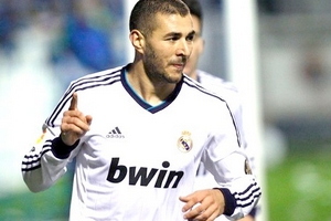 Real Madrid tiến bước: Benzema không chịu thua kém Higuain