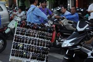 Tràn lan kính đểu: Đeo bệnh cho mắt