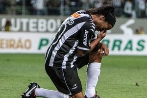 Đâm xe tải hạng nặng, Ronaldinho thoát chết