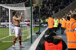 Lùng sục 2 CĐV trả áo đấu cho Giroud và Coquelin