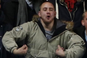 Truy lùng fan Chelsea phân biệt chủng tộc Welbeck