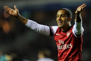 Wenger đau đớn nhìn Walcott ngày càng xa Emirates