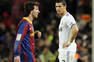 Số bàn còn thua kém, Ronaldo có gì hơn Messi?