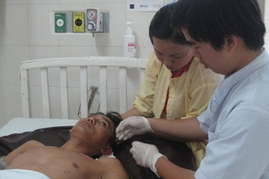 Tài xế xe buýt ném đá làm hành khách chấn thương não