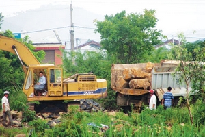 Rầm rộ khai thác đá trái phép