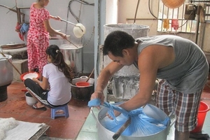 Những thân phận "sống chết" với nghề bún đất kinh kỳ