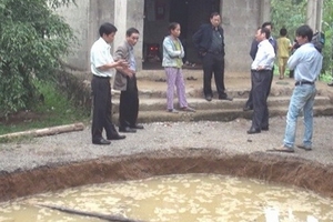 Đất sụt to như "ao", sủi bọt