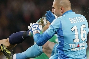 Ibra bị đuổi vì chơi kungfu, PSG thua trận