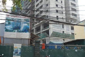 Hà Nội: Sập giàn giáo, 2 công nhân rơi từ tầng 16