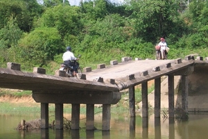 Cầu gãy, nguy hiểm cho học sinh