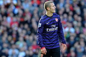 Wenger chê trọng tài ngây thơ, tố Evra cố tình diễn kịch