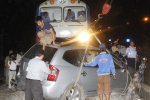 Huế: Tàu hỏa húc ôtô "bay" cả trăm mét