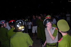 Công nhân đánh người, dân bao vây cư xá