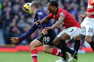 Wenger cáo buộc Patrice Evra ăn vạ