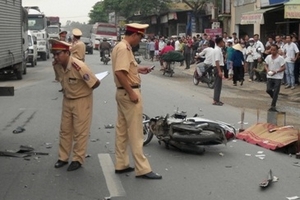 Chết thảm do cố vượt ô tô trên QL6