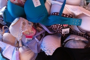 Truy tìm đường đi của áo ngực có chất lạ