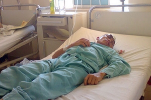 Người đàn ông bị đạn bắn xuyên hộp sọ