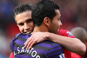 Vụ đổi áo với Persie, Wenger chất vấn Santos