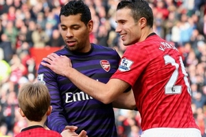 Andre Santos hối hận vì đổi áo với Van Persie