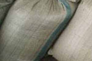 Gánh 4 bao tải thuốc nổ gửi vào nhà dân