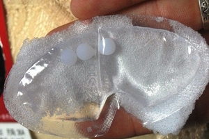 Chất lạ trong áo ngực phụ nữ là dầu khoáng và polystyrene