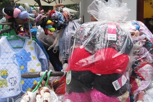 Áo ngực chứa hạt lạ vẫn “tung tăng” trên phố