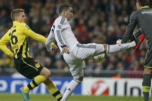 Mất nốt Higuain vì chấn thương, Mourinho lo "sốt vó"