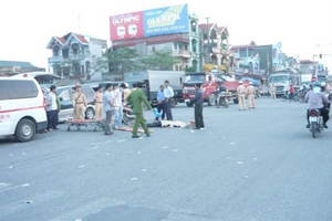 Chờ đèn đỏ, nam thanh niên bị xe tải cán qua người