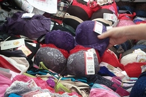 "Chất lạ" ở áo ngực chỉ gây hại khi ngấm vào da