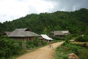 “Bão ết” và tường trình từ những rú mồ