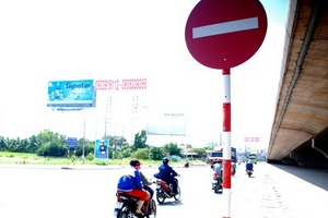 Tổ chức giao thông chưa hợp lý (?), dân “phá rào”