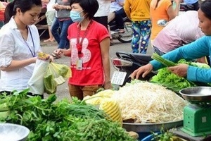 Công nhân khổ vì lương thấp, ăn thiếu chất