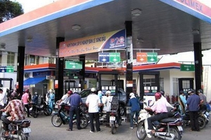 Trần tình thua lỗ, Petrolimex than giảm lương, cắt thưởng